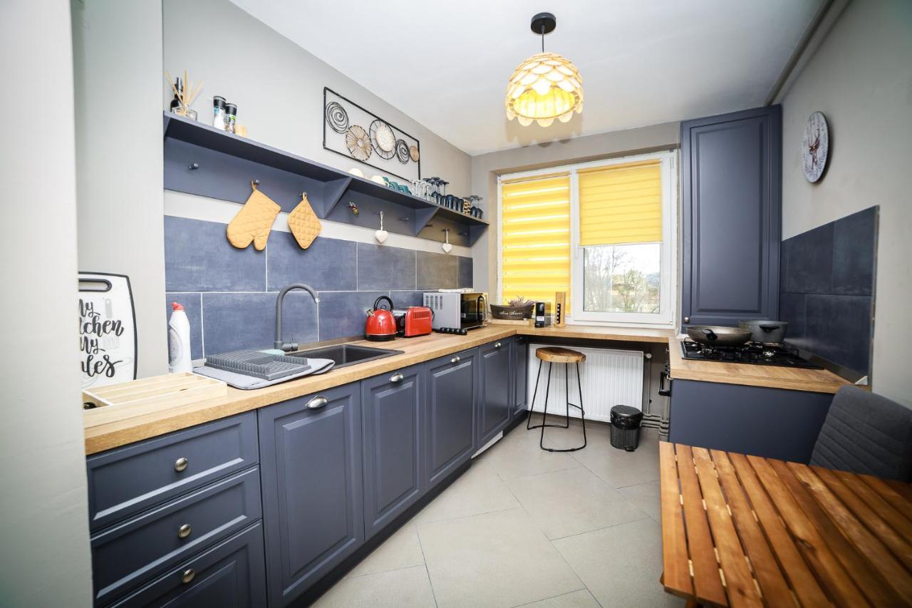 Exquisite 3 Room Apartment In The Heart Of Thetown Campulung Moldovenesc Exterior photo