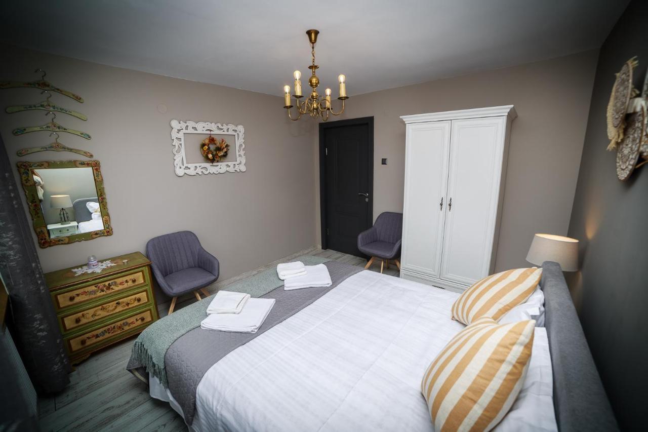 Exquisite 3 Room Apartment In The Heart Of Thetown Campulung Moldovenesc Exterior photo